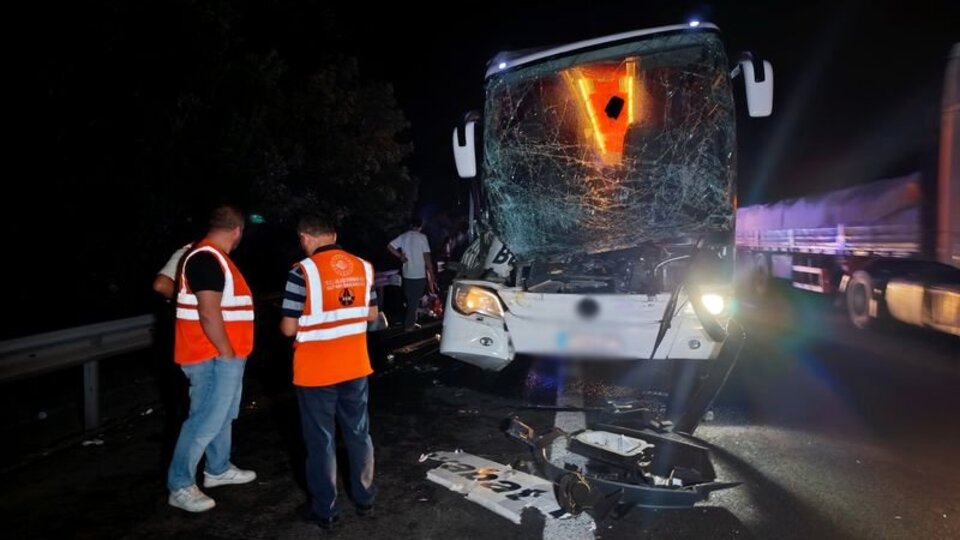 Yolcu otobüsü TIR'a çarptı: 25 yaralı