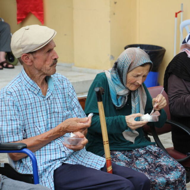 Yaşlılar için dondurma şenliği yapıldı