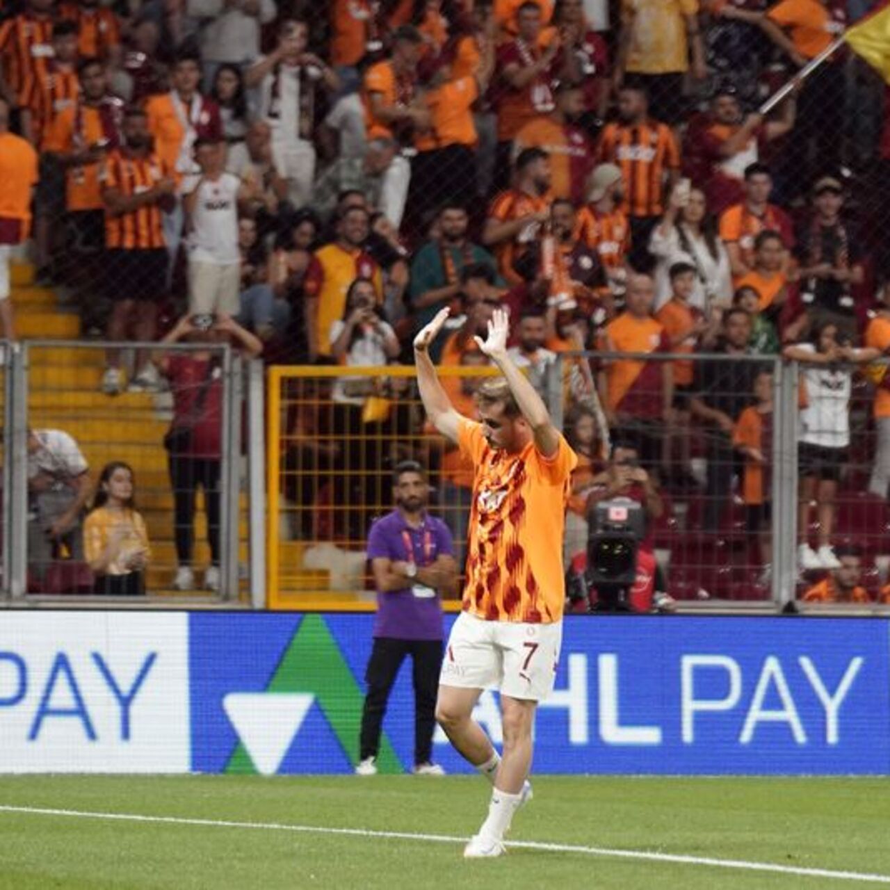 Kerem Aktürkoğlu’na pankartlı destek!