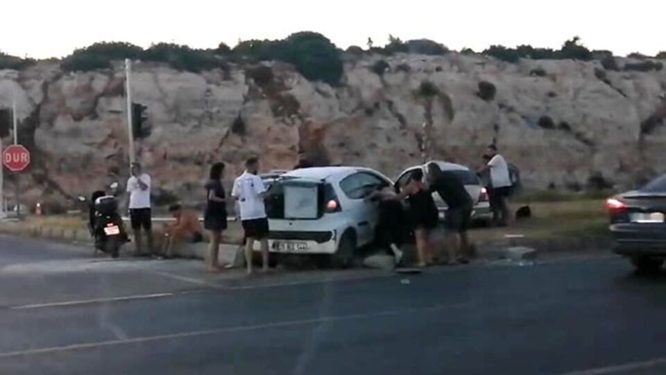 Didim'de iki otomobil çarpıştı: 1 ölü, 8 yaralı