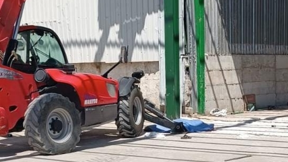 Fabrikanın çatısından düşen işçi öldü