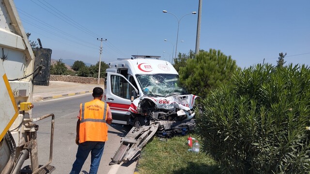 Vakadan dönen ambulans tankere çarptı