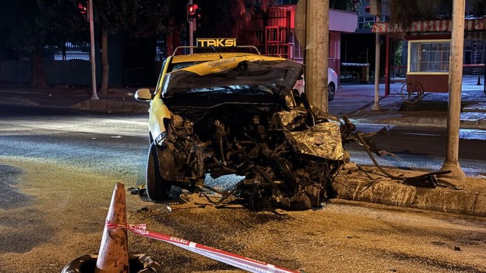 Ticari taksiyle otomobil çarpıştı