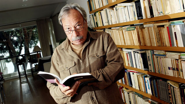 Ferit Edg&uuml; i&ccedil;in kaya mezar bakarken