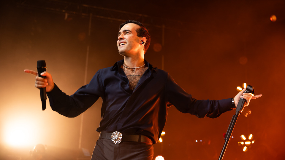 Harbiye'de yeni şarkısını seslendirdi