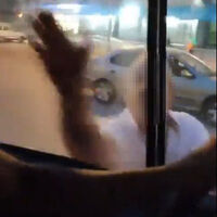  Ambulansa saldırdı! İki kadın görevli çığlık çığlığa kaldı!