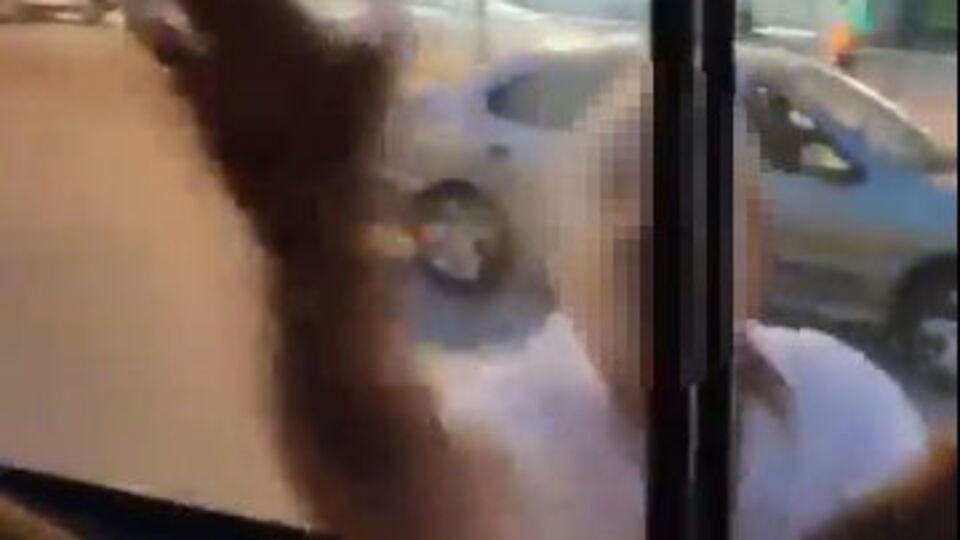 Ambulansa saldırdı! İki kadın görevli çığlık çığlığa kaldı!