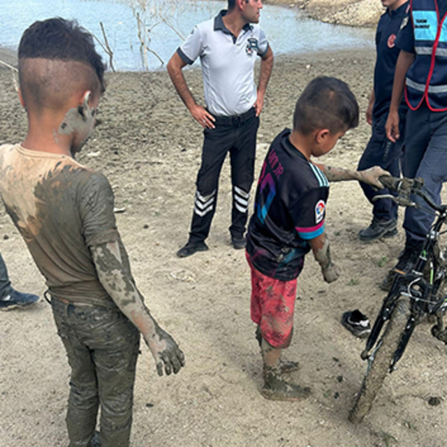 Balçığa saplanan çocukları itfaiye kurtardı