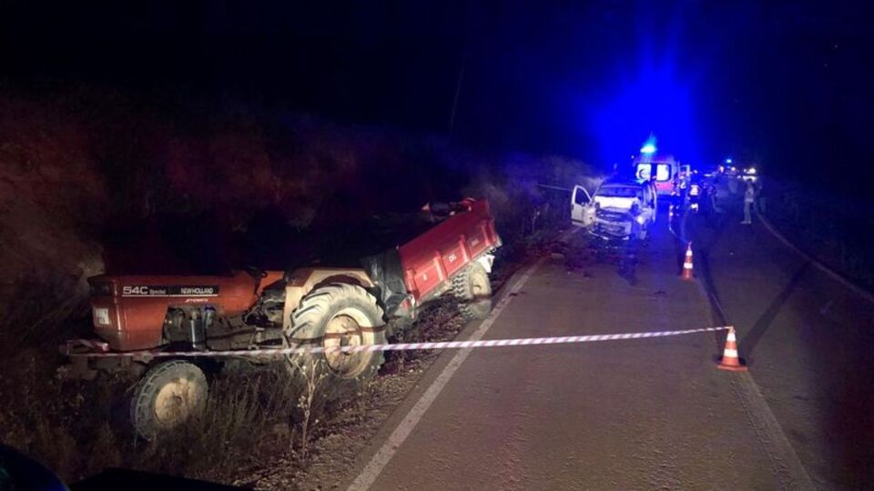 Otomobil traktöre arkadan çarptı: 1 ölü, 3 yaralı