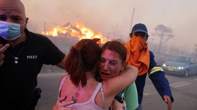 Yunanistan'da orman yangınları nedeniyle binlerce kişiye tahliye emri verildi