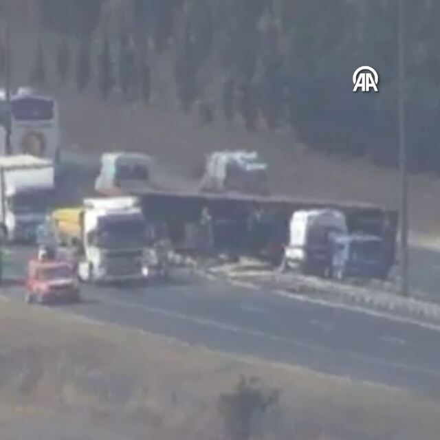 TEM'de TIR devrildi, trafik kilitlendi