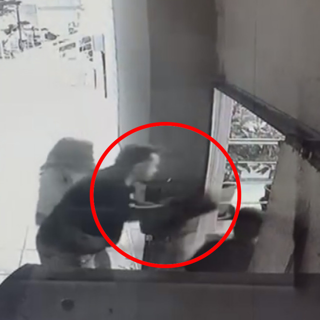 Kaybolan çocuğunu bulunca top gibi fırlattı
