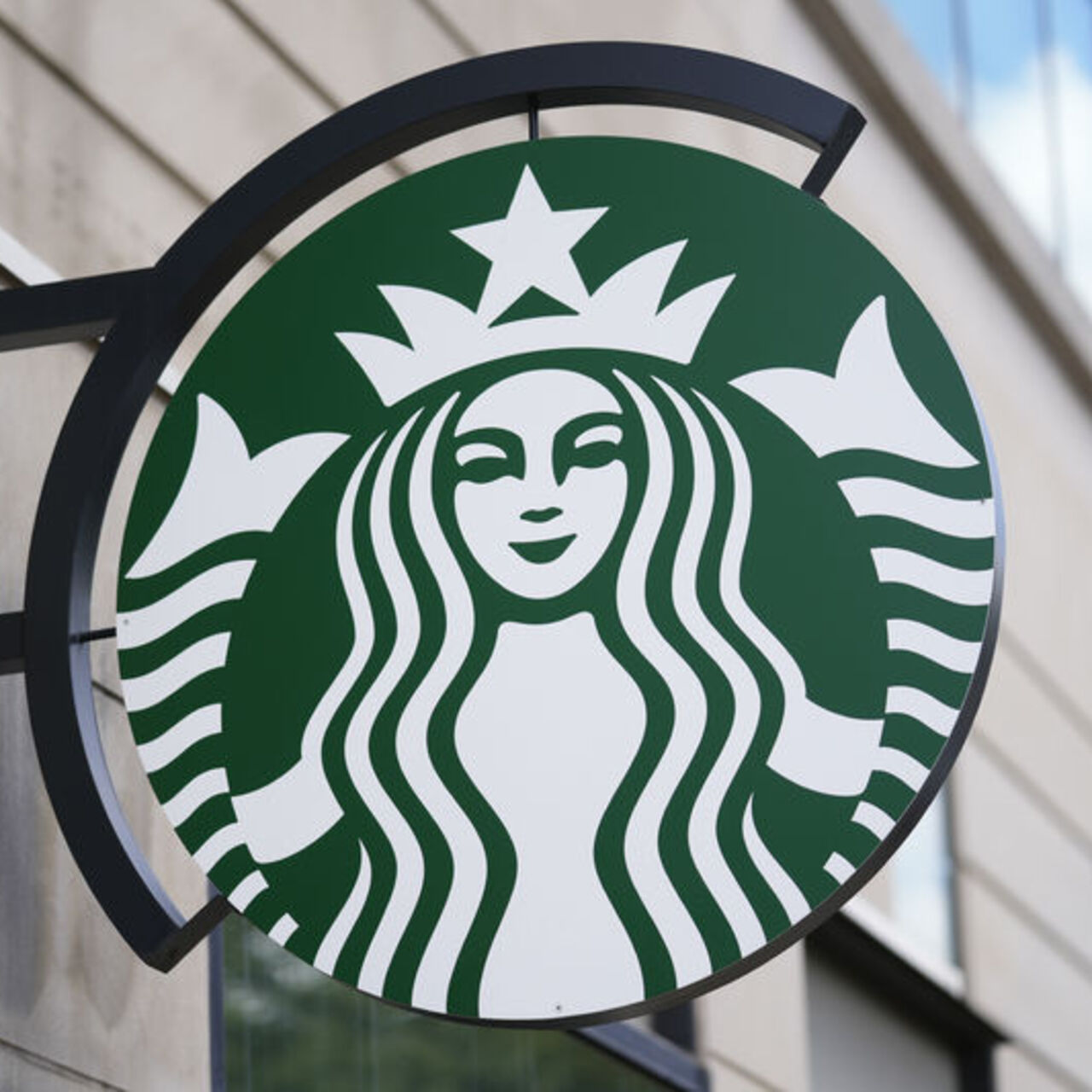 Starbucks CEO'su görevinden ayrıldı, hisseler yükseldi