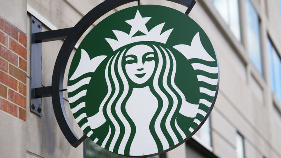 Starbucks CEO'su görevinden ayrıldı, hisseler yükseldi
