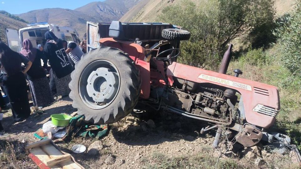 Erzurum'da traktör devrildi: 11 yaralı