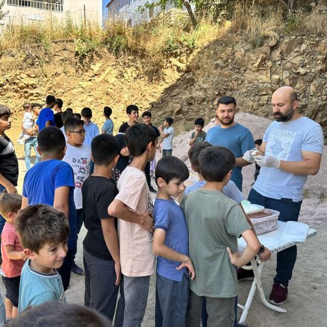 Şemdinli'de çocuklar için dondurma şenliği