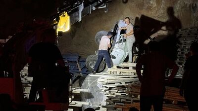 Safari aracı uçurumdan düştü! Anne öldü, bebeği yaralandı