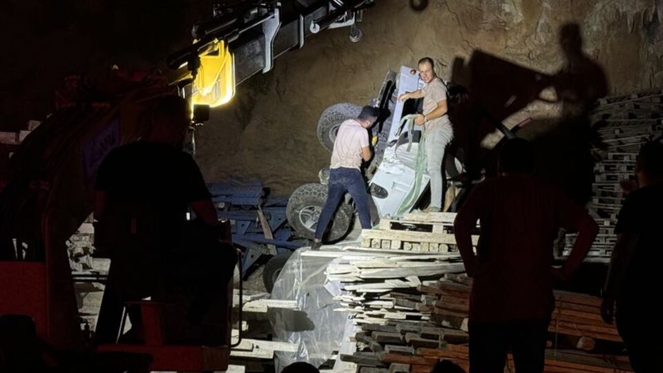 Safari aracı uçurumdan düştü! Anne öldü, bebeği yaralandı