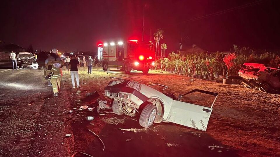 Kaza yapan otomobil ikiye bölündü: 5 yaralı