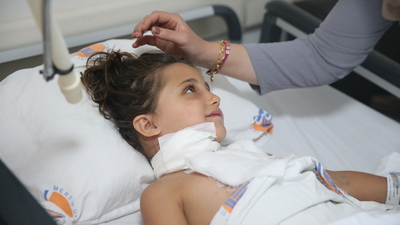 Çenesine demir korkuluk saplandı!