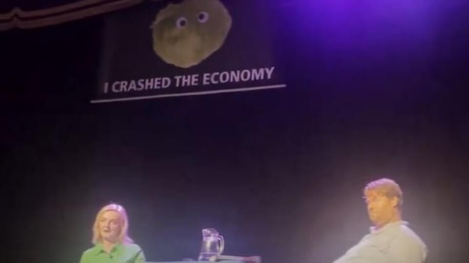 'Marul' şakasının ardından Liz Truss sahneyi terk etti