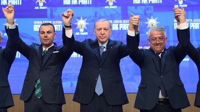 2 vekil ve 13 belediye başkanı AK Parti'ye katıldı