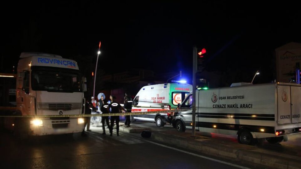 TIR'ın çarptığı motosiklet sürücüsü öldü: Kaza anı kamerada