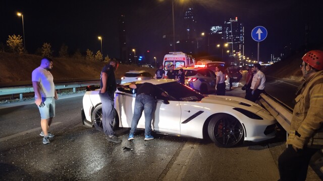 Dumanların çıktığı 15 milyonluk araç taksiye çarptı