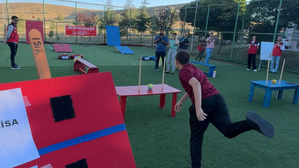 Yozgat'ta çocuklar ve kurum müdürleri yarıştı