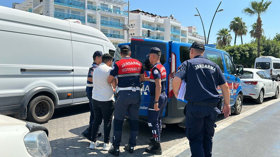 Yakalanmamak için cinsiyetini değiştirdi