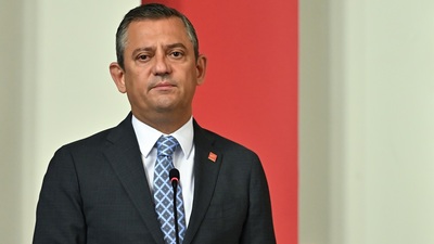 Özgür Özel'in ayağı kırıldı