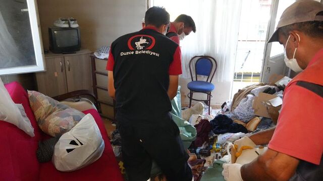 Engelli anne ve oğlunun yaşadığı "çöp ev" temizlendi
