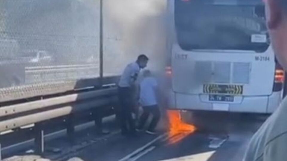 Metrobüste yangın! Yolcular tahliye edildi