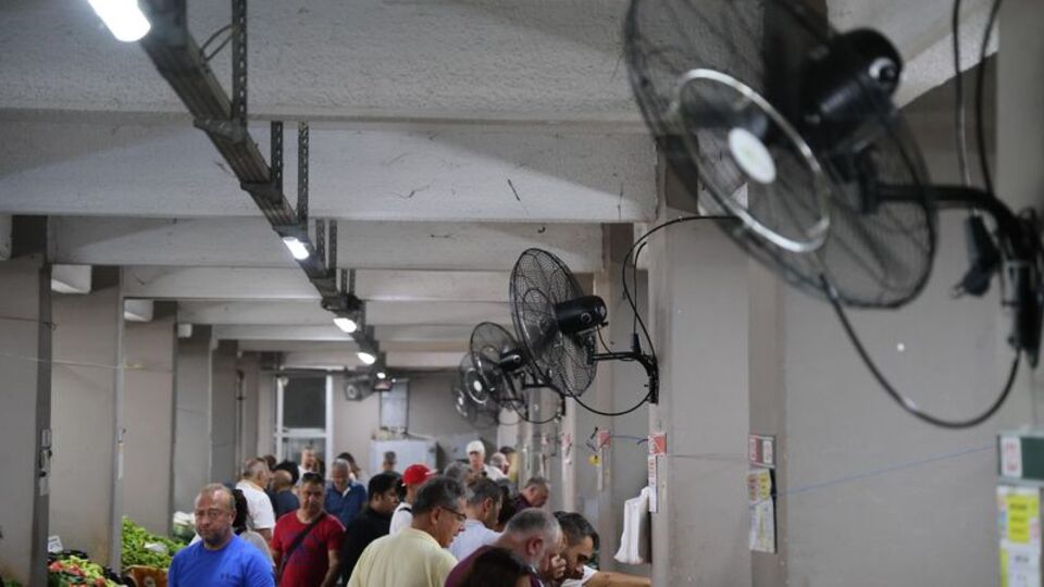Marmaris'te pazar yerinde serinleten hizmet