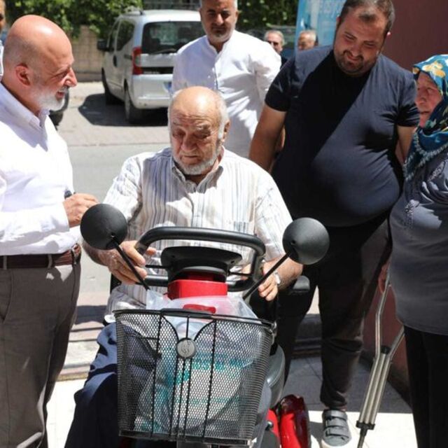 Engelli yaşlı çifte başkandan hediye