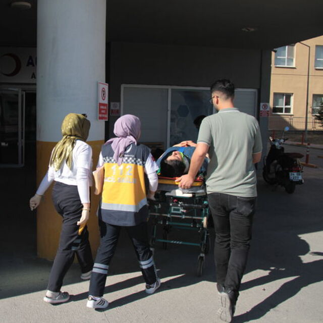 Araç bariyerlere çarptı: 5 yaralı