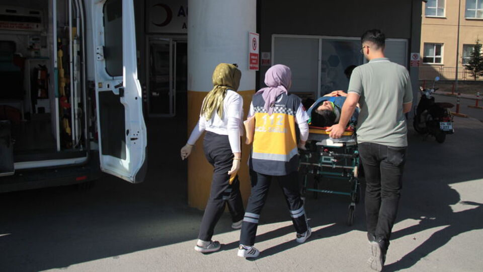 Araç bariyerlere çarptı: 5 yaralı