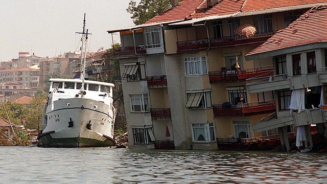 Felaketin 25. yıl dönümü: 17 Ağustos 1999 Marmara Depremi'nde yıkımın yaşandığı alanlar yeniden görüntülendi