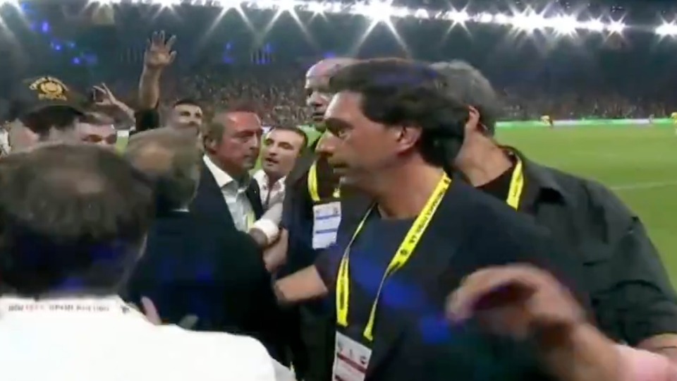 Ali Koç'a saldırı! İzmir'de saha karıştı