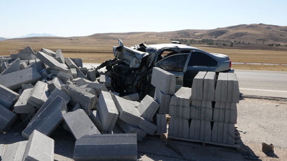 Bordür taşlarına çarpan çift hayatını kaybetti!