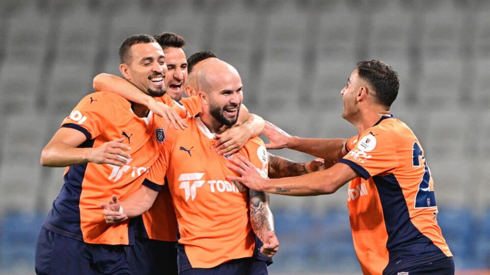 Başakşehir son dakikalarda güldü!