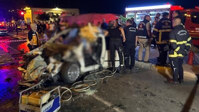 Otomobil TIR'a çarptı: 2 kardeş öldü, 3 kişi yaralandı