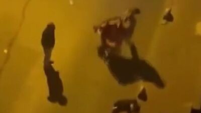 Kavgada bebek arabasıyla saldırdı!