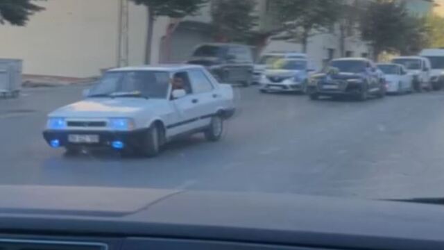 Düğün konvoyunda yolu kesip drift attı