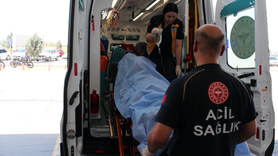 Eşini bıçakladı, çocuklarını alıp kaçtı