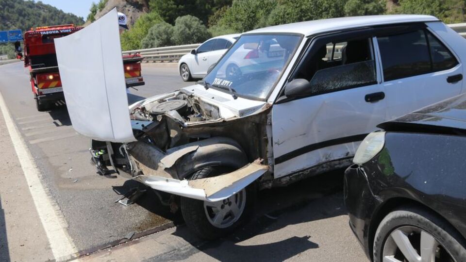 Amasya'da iki otomobil çarpıştı: 3 yaralı