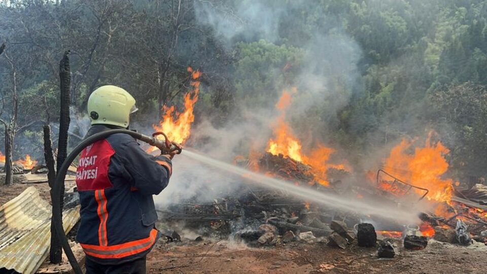 3 ahşap ev yangında küle döndü