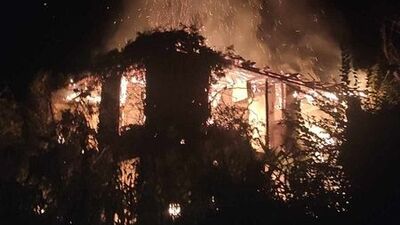 Yıldırım düşen metruk bina yandı