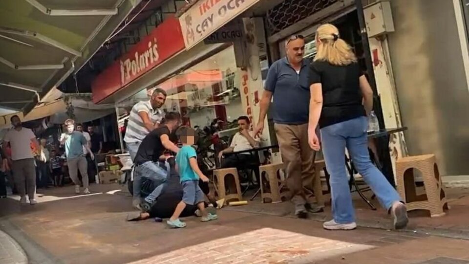 Dini nikahlı eşini sokakta öldüresiye dövdü!