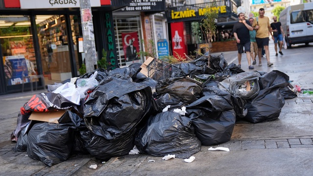 Çalışanlar iş bıraktı kentte çöp yığınları oluştu